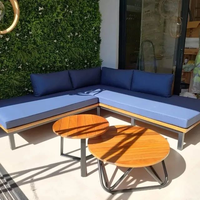 SOFÁ DE CANTO PARA ÁREA EXTERNA COM BASE DE MADEIRA