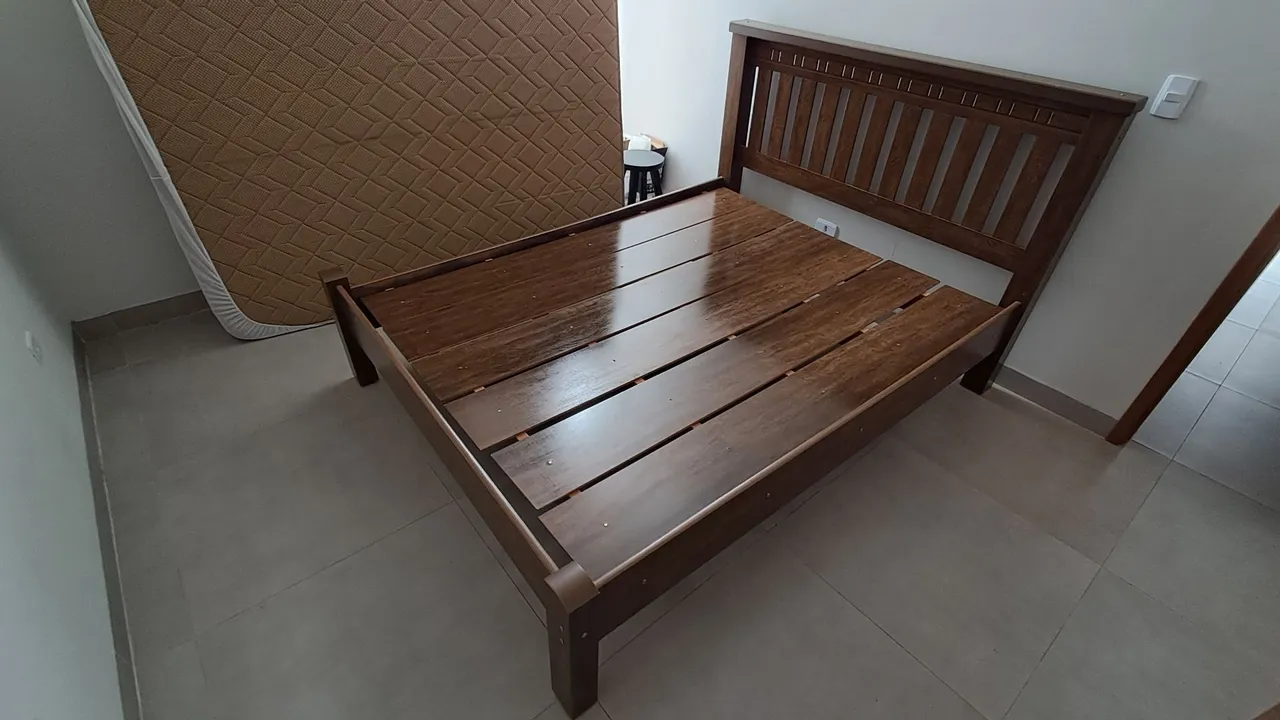 Cama Queen em MDF Reforçado - Ótimo Estado