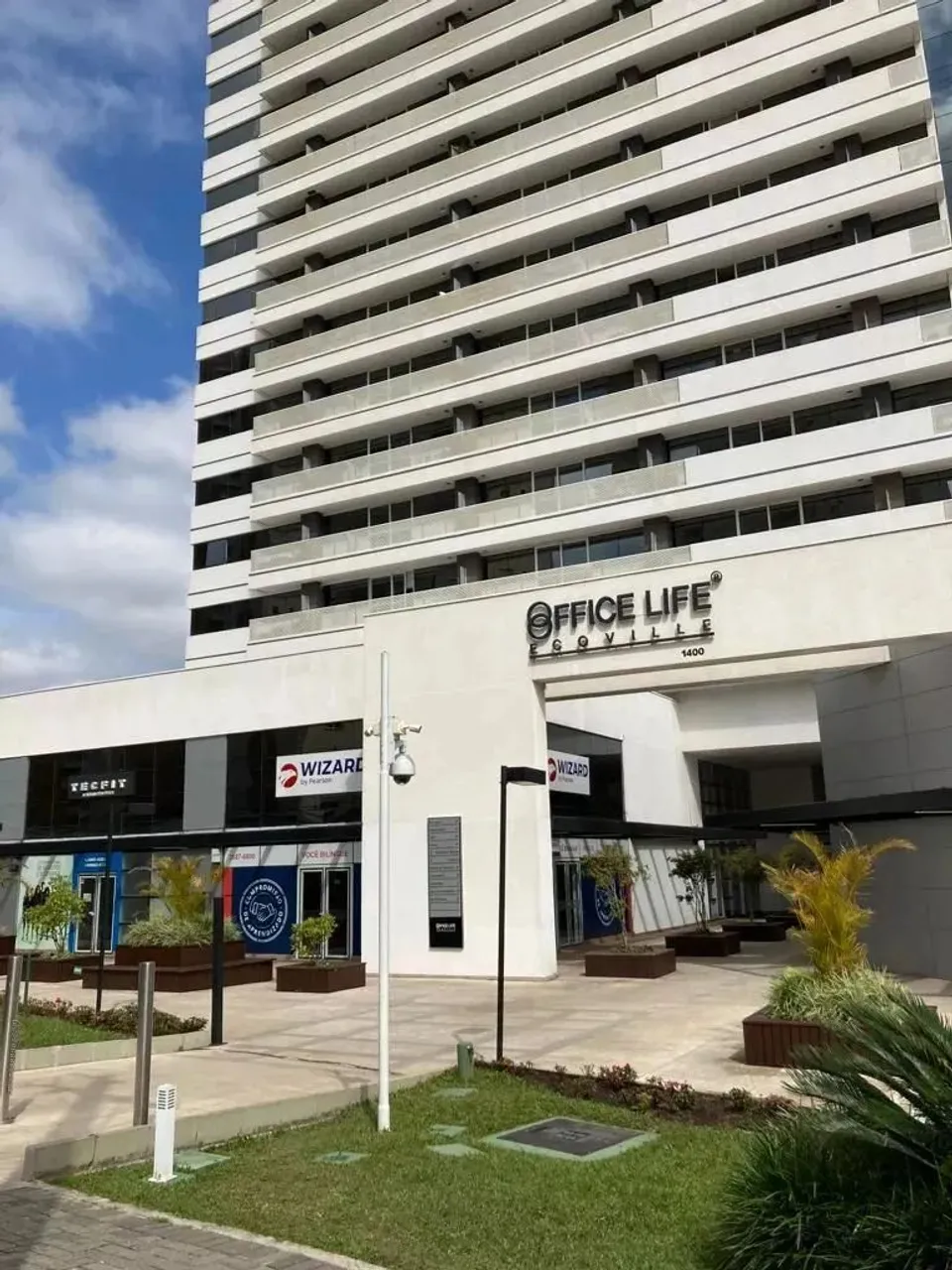 Centro comercial para venda possui 212 metros quadrados em Cidade Industrial - Curitiba -