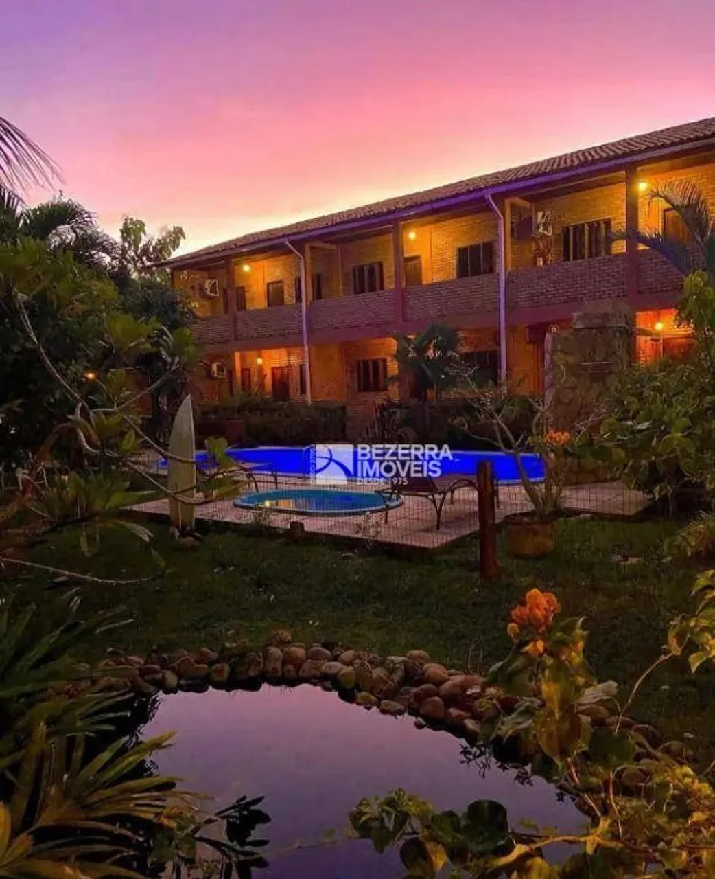 Lindo Condomínio com 8 Apartamentos