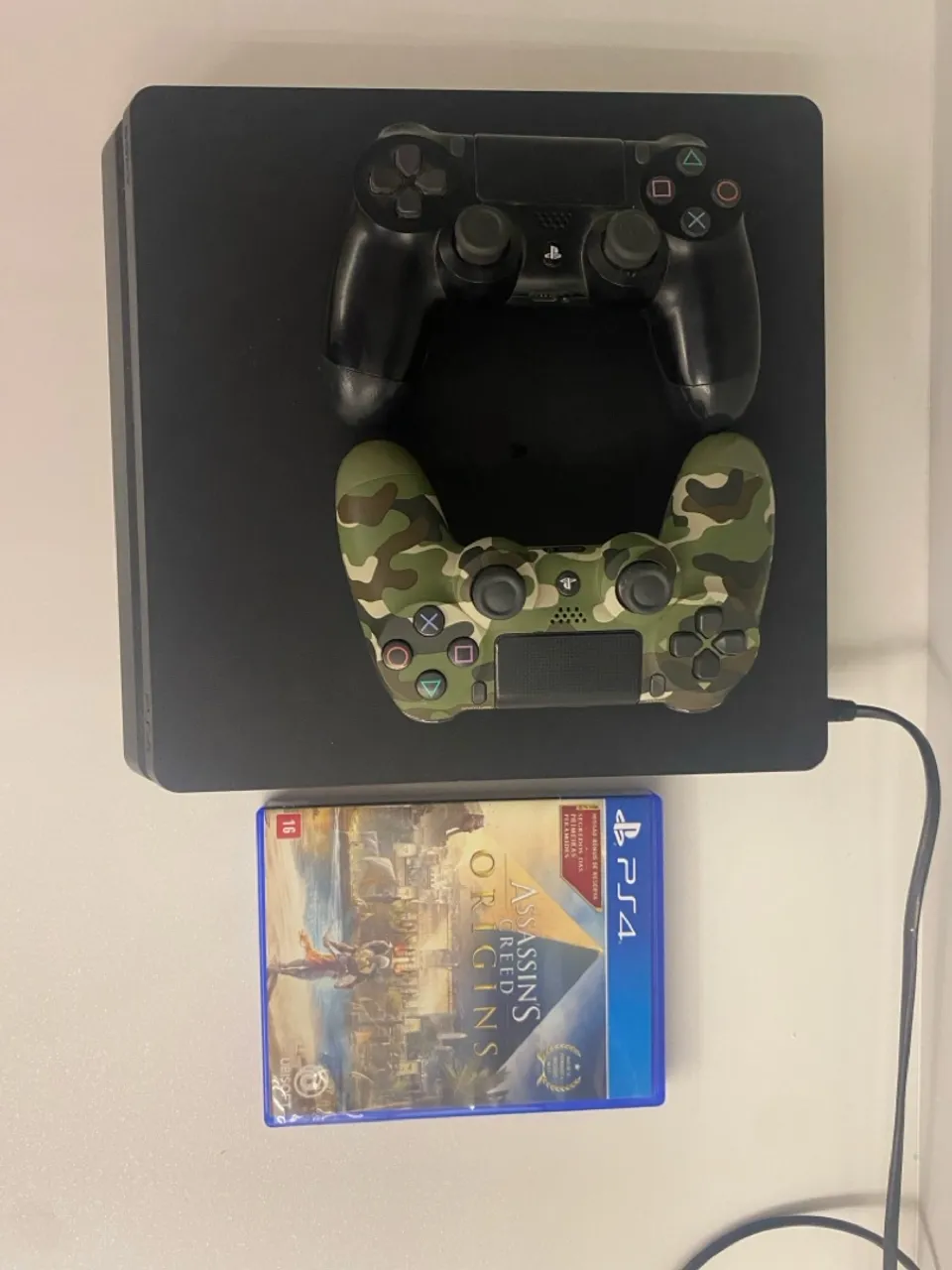 PS4 Slim com 2 controles e jogo Assassin's Creed Origins