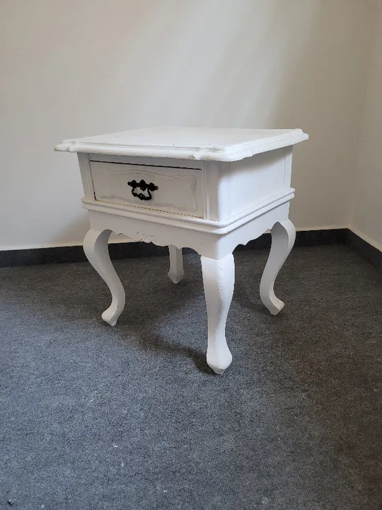 Mesinha/criado mudo antigo - branco - estilo chipendalle