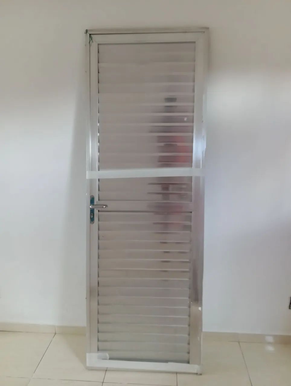 Porta de Alumínio com guarnição de alumínio e fechadura  - Foto 2