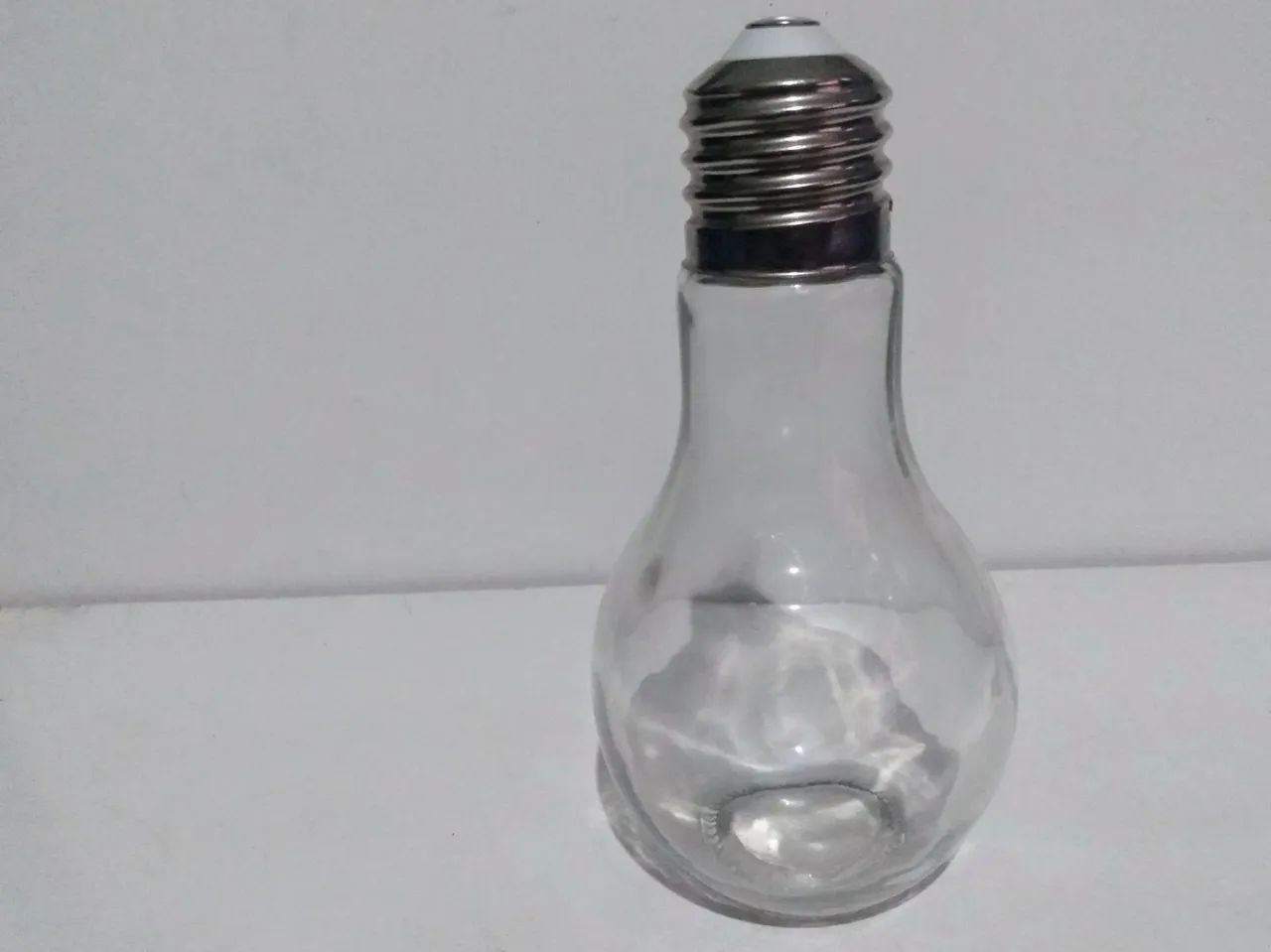 Garrafa de vidro em formato de lâmpada