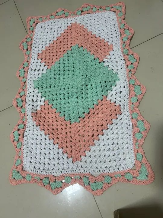 Tapete Crochê - Detalhes em Verde e Rosa - Foto 3