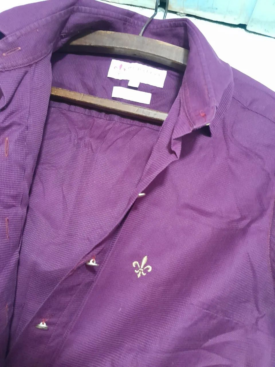 Camisa vinho com detalhe floral - Foto 4