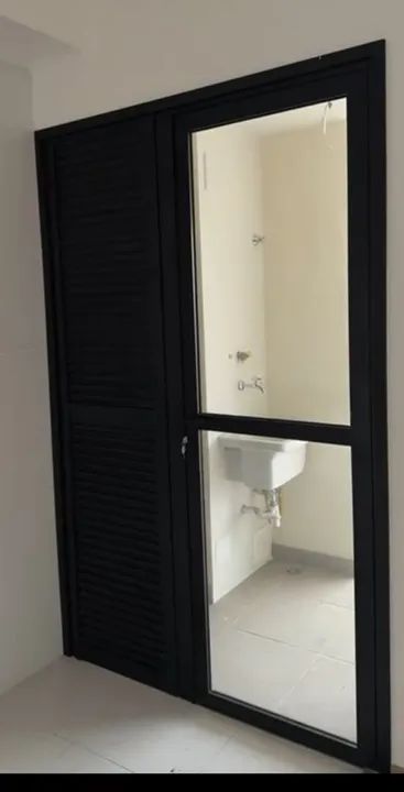 Porta preta alumínio com vidro - Foto 4