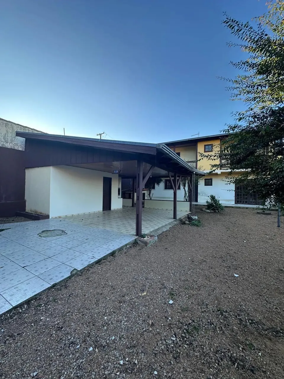 Sobrado com 03 quartos para locação no Braga!!!