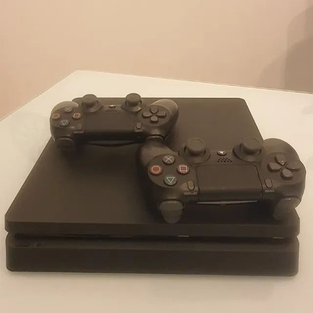 PS4 slim + 2 controles