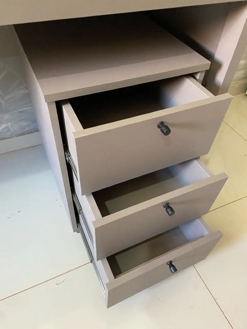 MESA ESCRITÓRIO 1,80m COM GAVETEIRO 3 GAVETAS 100% MDF - Foto 3