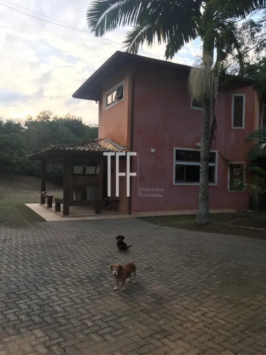 Chácara à venda em condomínio fechado em Sousas - Campinas/SP.
