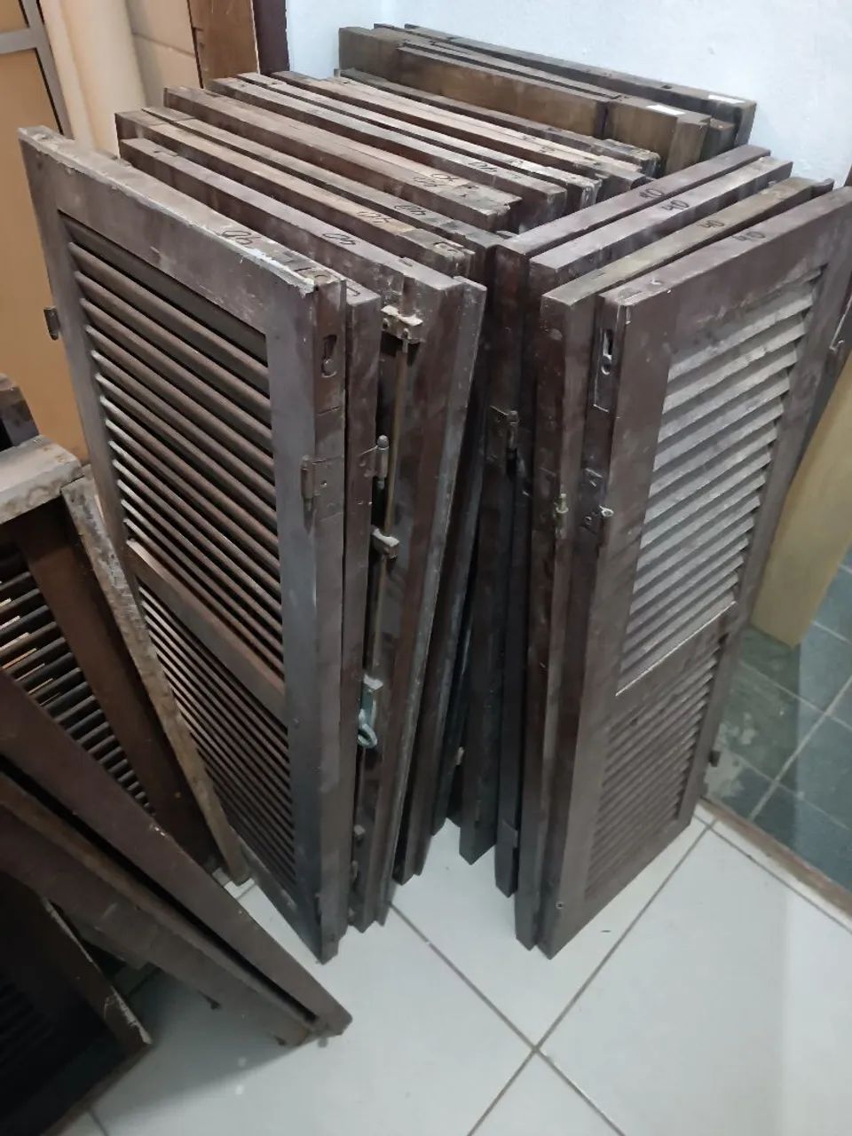 Vernezianas usadas pra decoração ou janelas em casa de madeira vende-se por peça! 