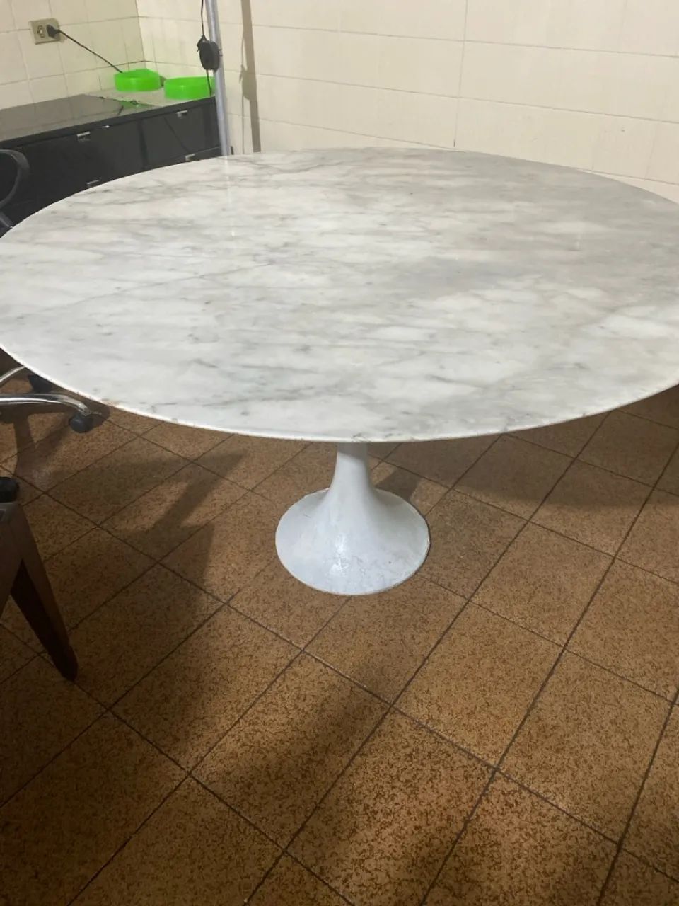 Mesa Sarien com tampo mármore Carrara