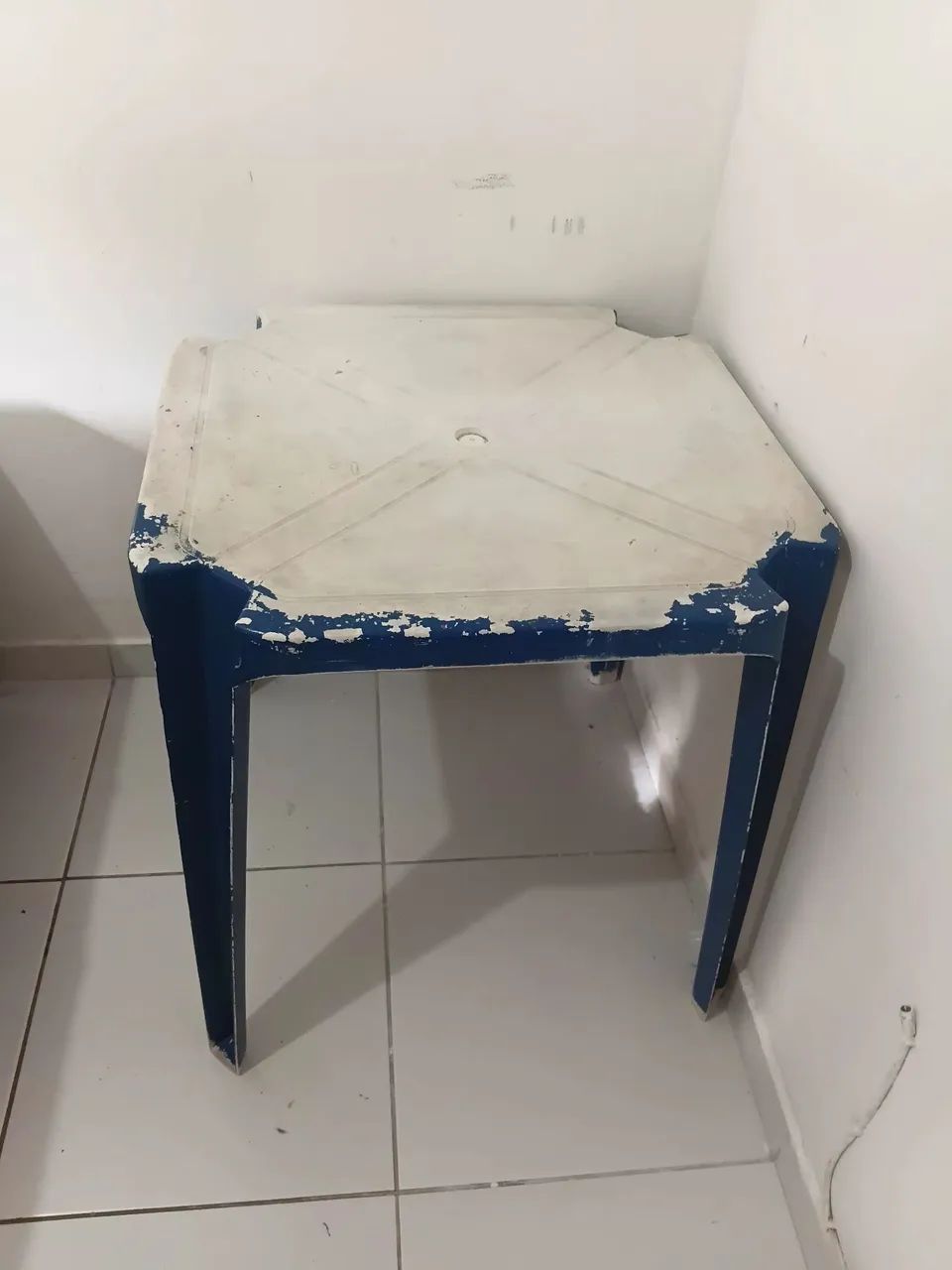 Vendo mesa de plástico usada
