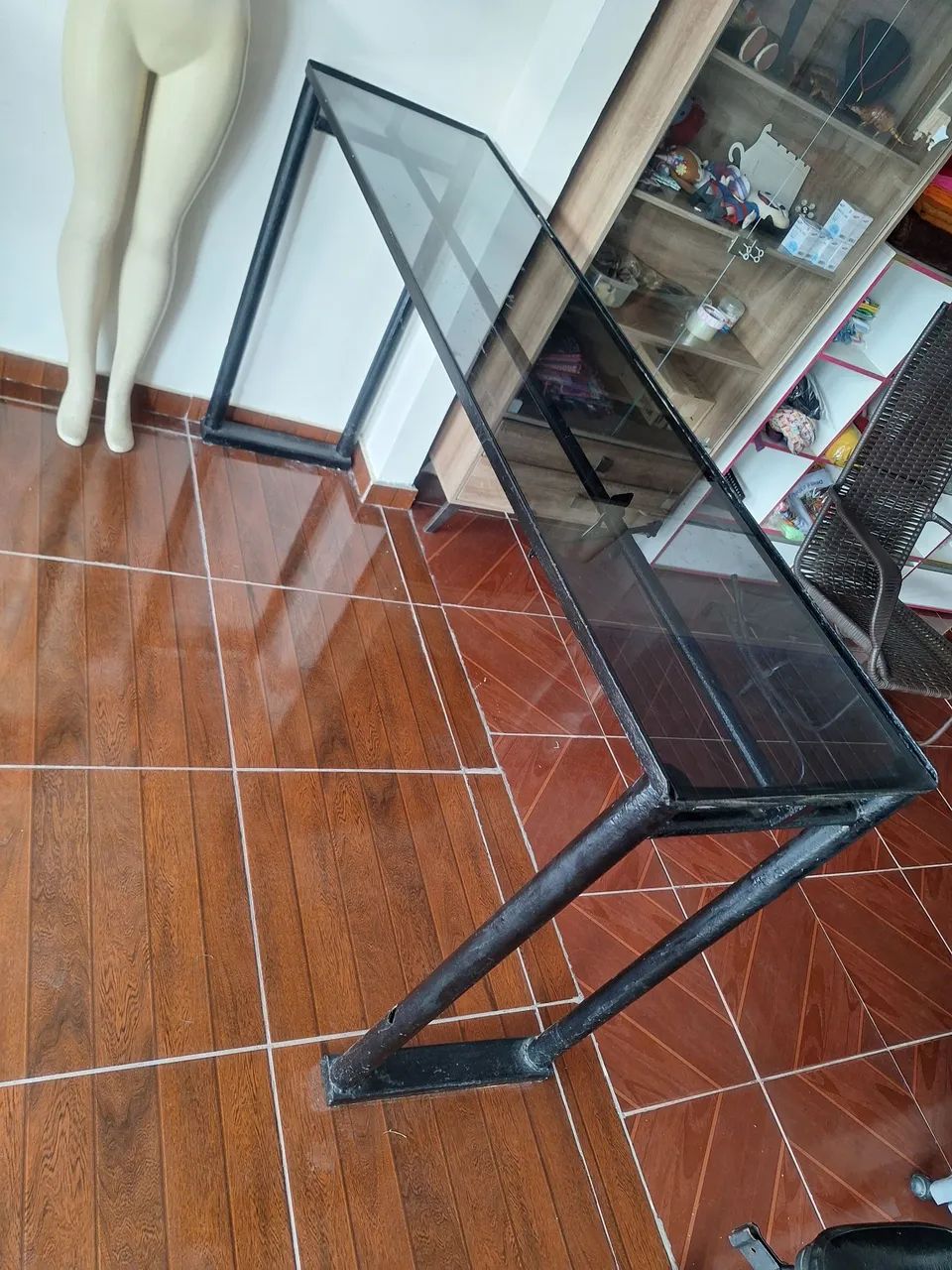 Estante de ferro com prateleira de vidro - Foto 2