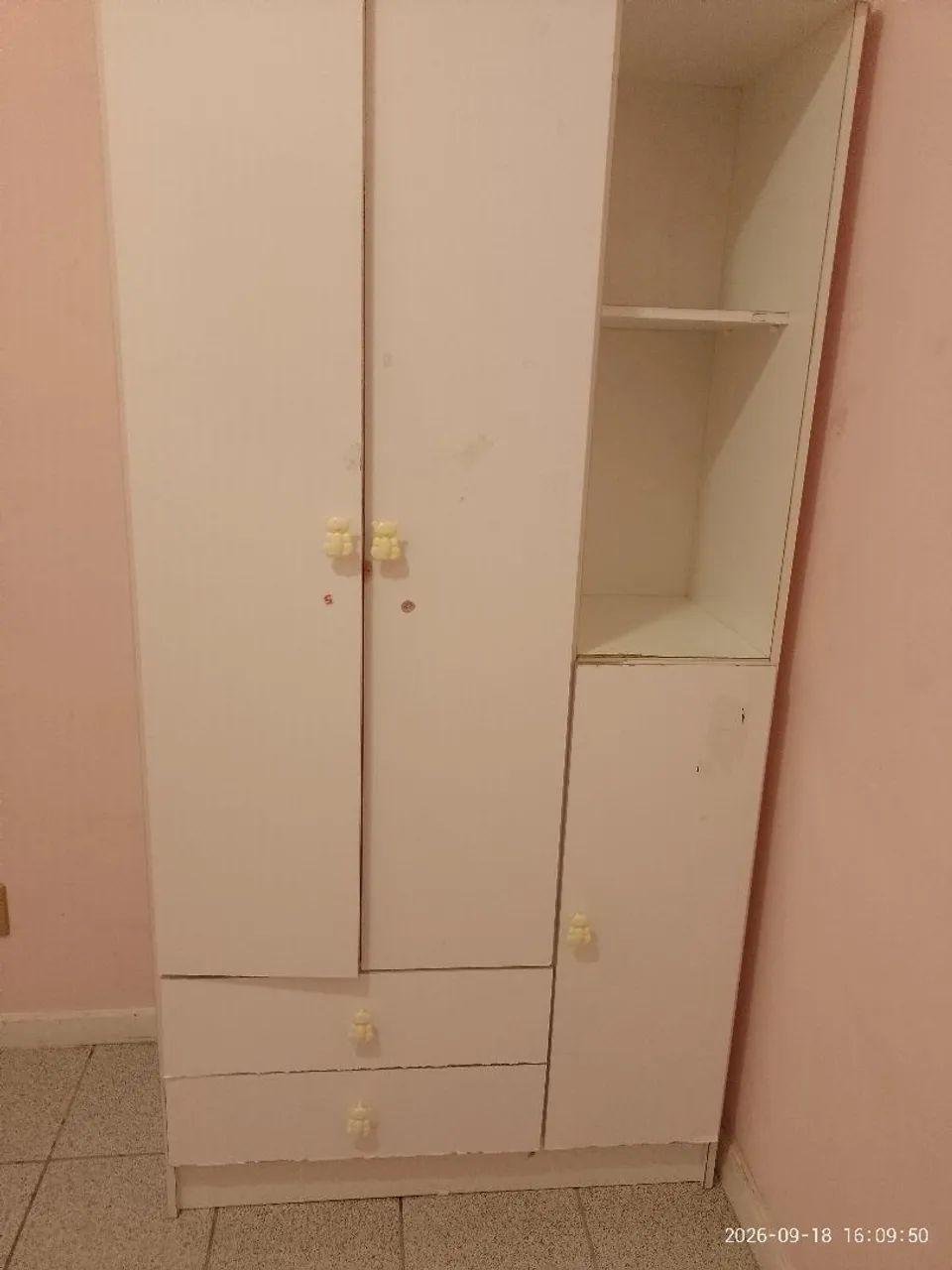 Guarda roupa infantil. 