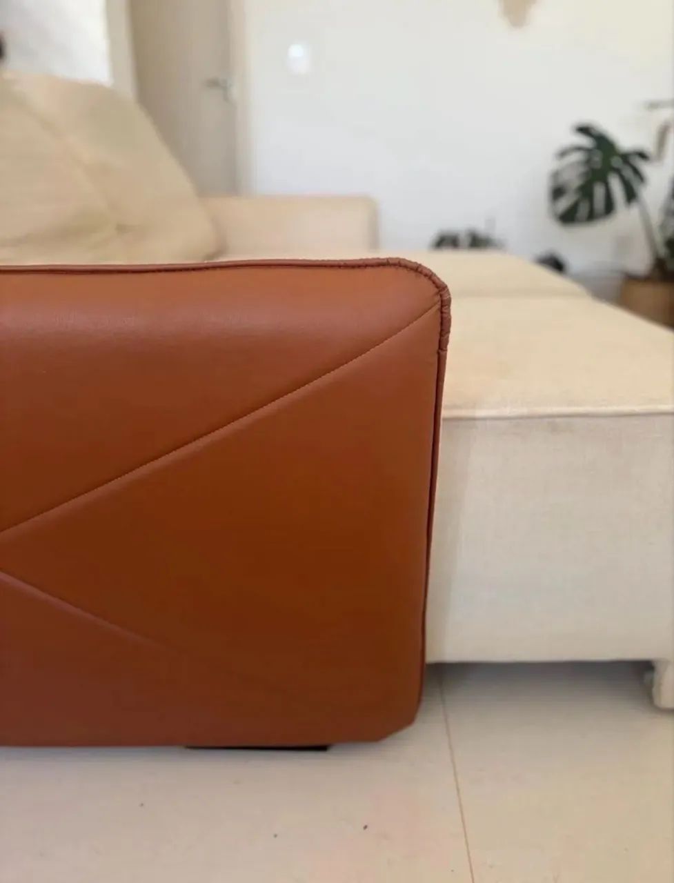 Sofá retrátil em linho com detalhe em couro  - Foto 5