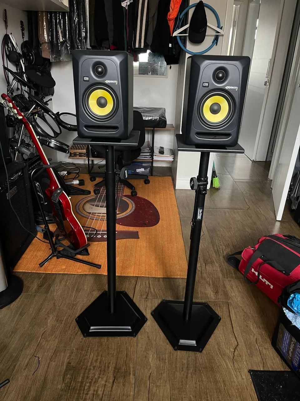 Monitores de áudio com base (pedestal)