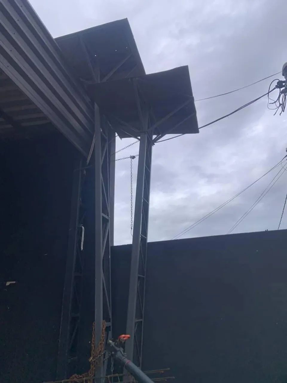 Telhas, churrasqueira e pilar de caixa d'água  - Foto 2