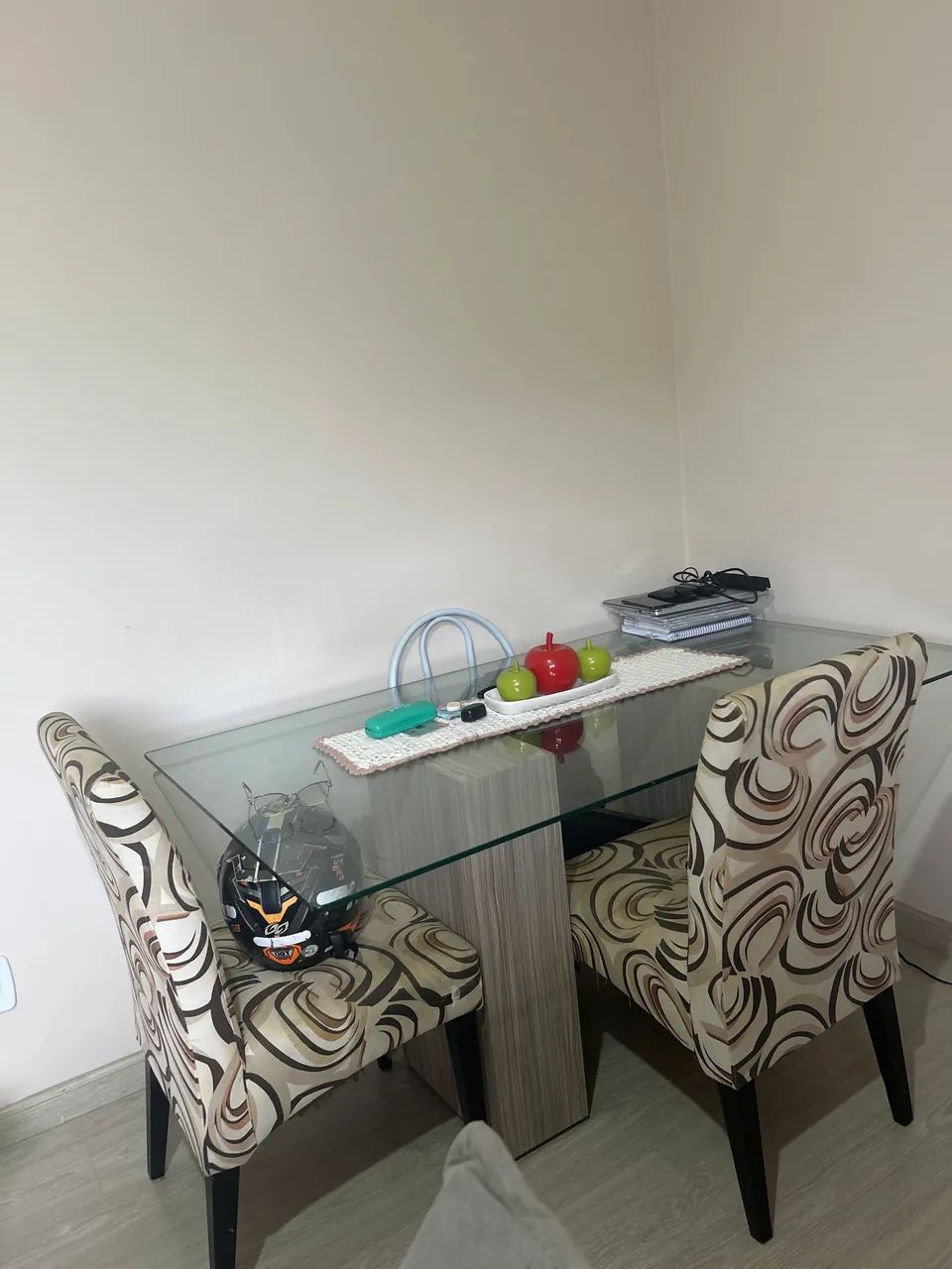 Mesa de jantar com duas cadeiras 200R$ - Foto 2
