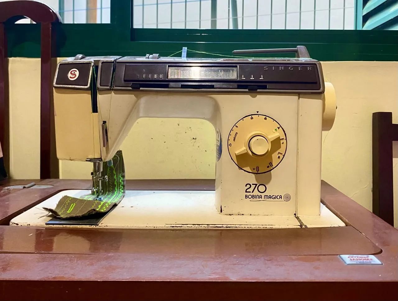 Máquina de Costura de Gabinete