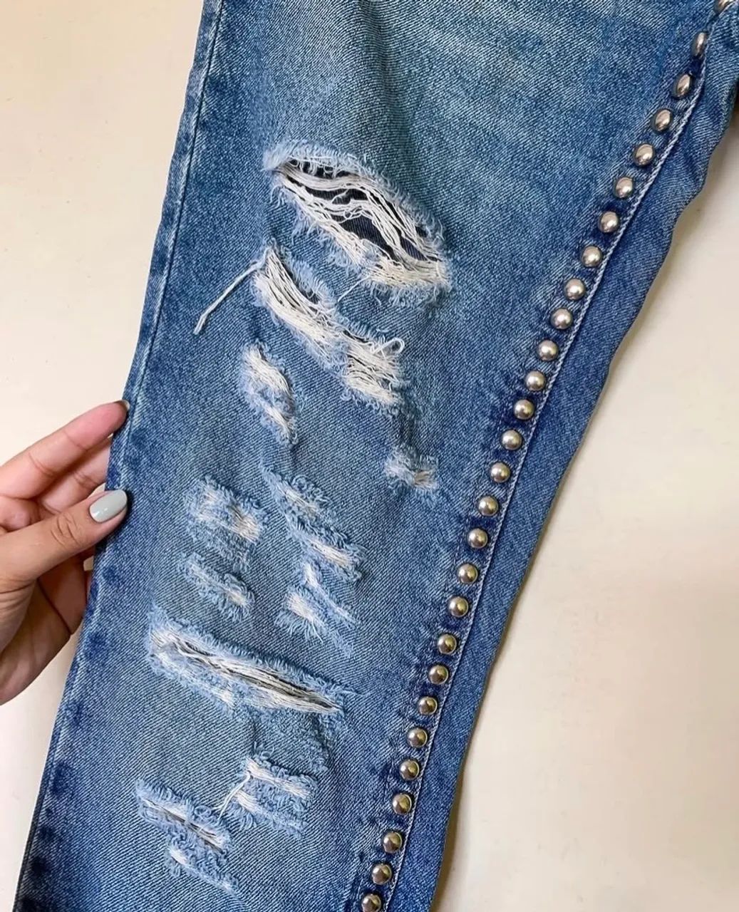 Calça jeans com tachas - Caos Denim - Foto 3