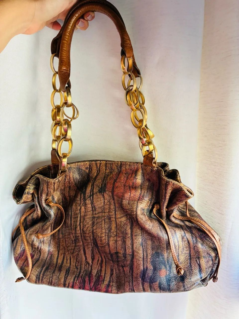 Bolsa Luz da Lua couro com metal dourado  - Foto 4