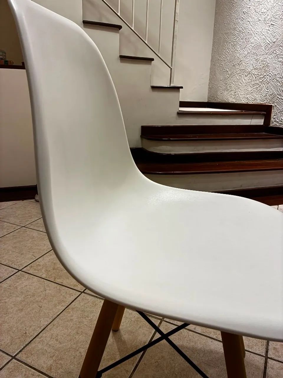 Cadeira e infelizmente branca - Foto 3