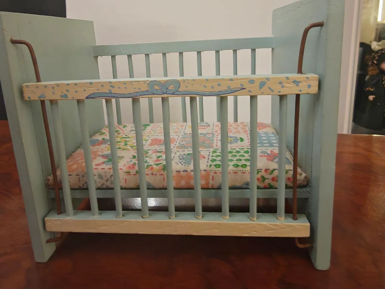 Berço mini raro azul del prado com 2 mini brinquedos 