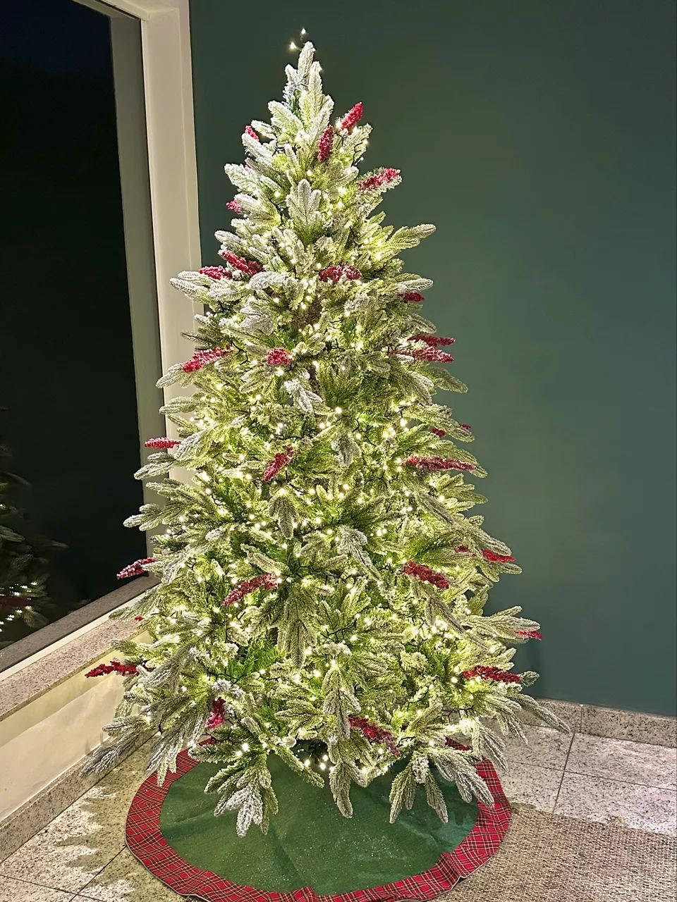 Árvore Natal nevada com frutas vermelhas 2.10m