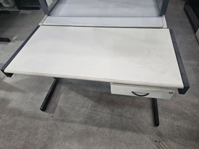 MESA COM GAVETA - Foto 2
