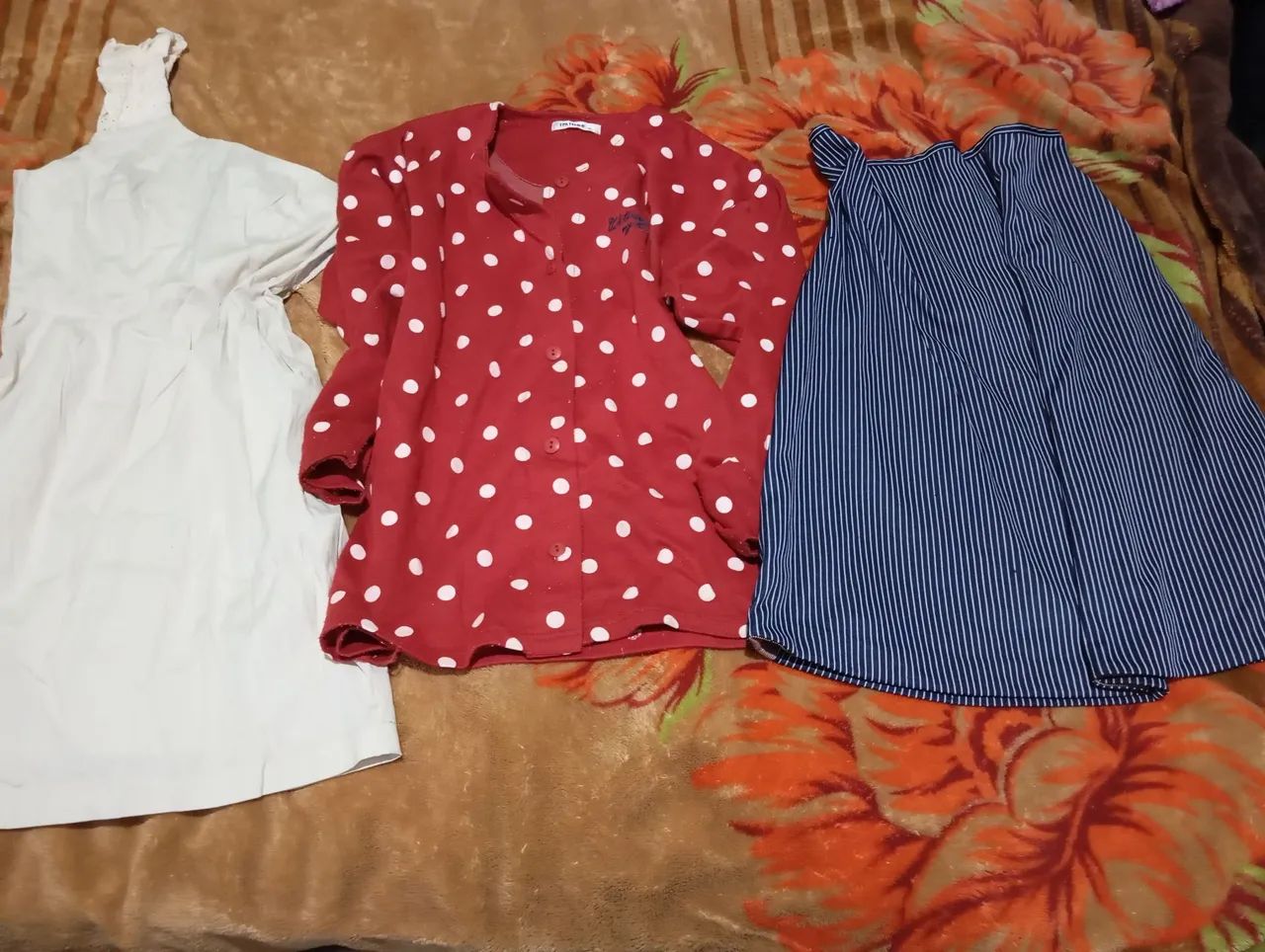 Lote de roupas para brechó com 50 peças  - Foto 2