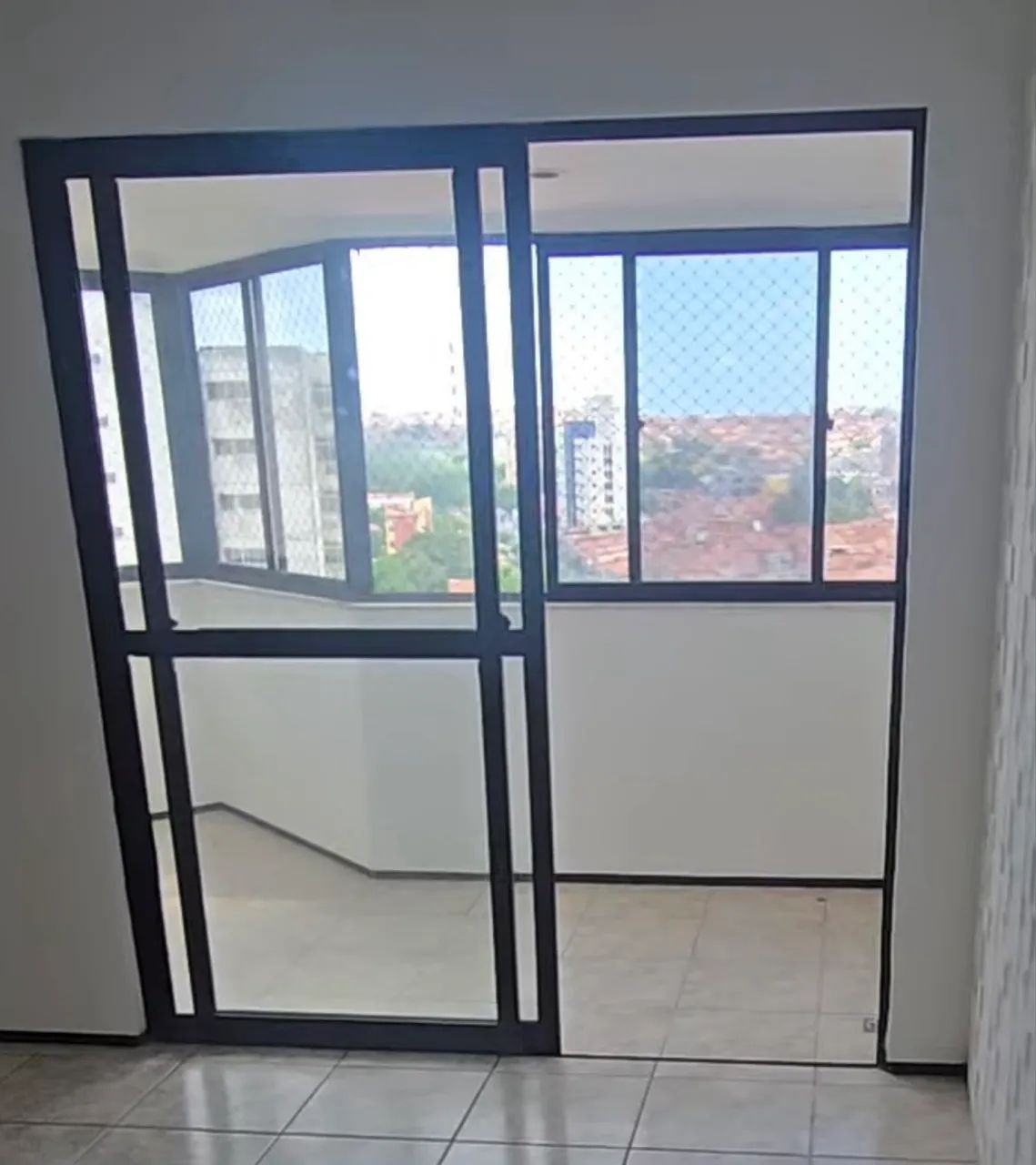 Porta de correr em alumínio e vidro