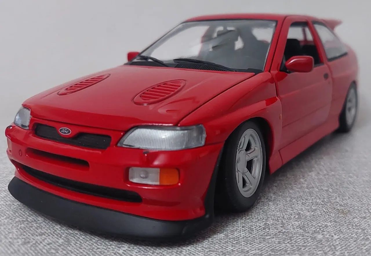 Miniatura 1:18 Escort
