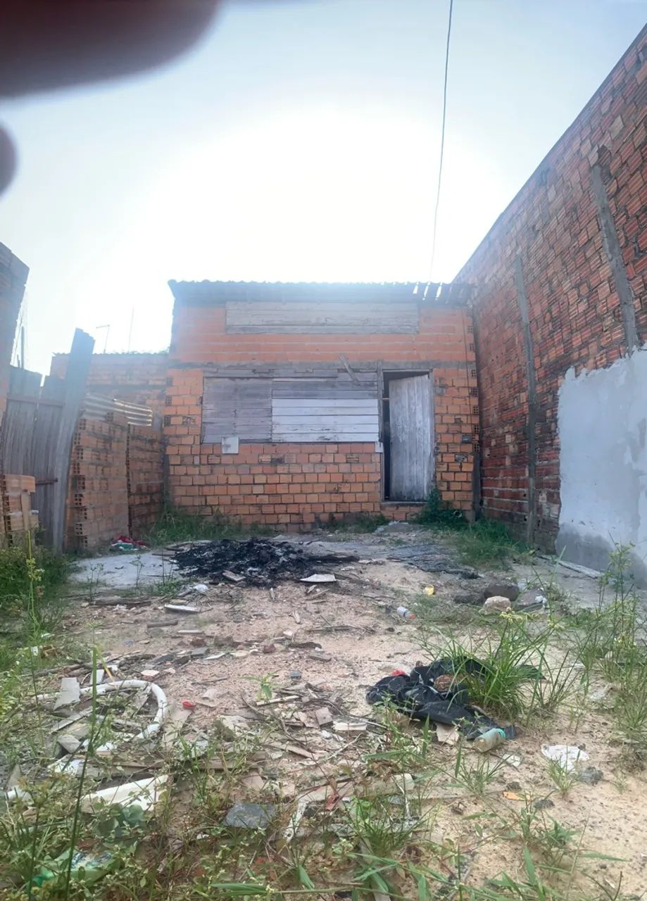 Casa com área para ser construída 