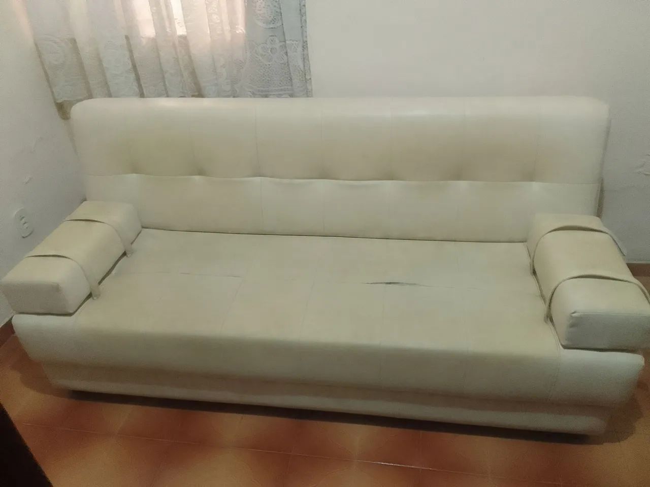 Vendo Sofá Cama de Cor Creme Couro Já Usado .