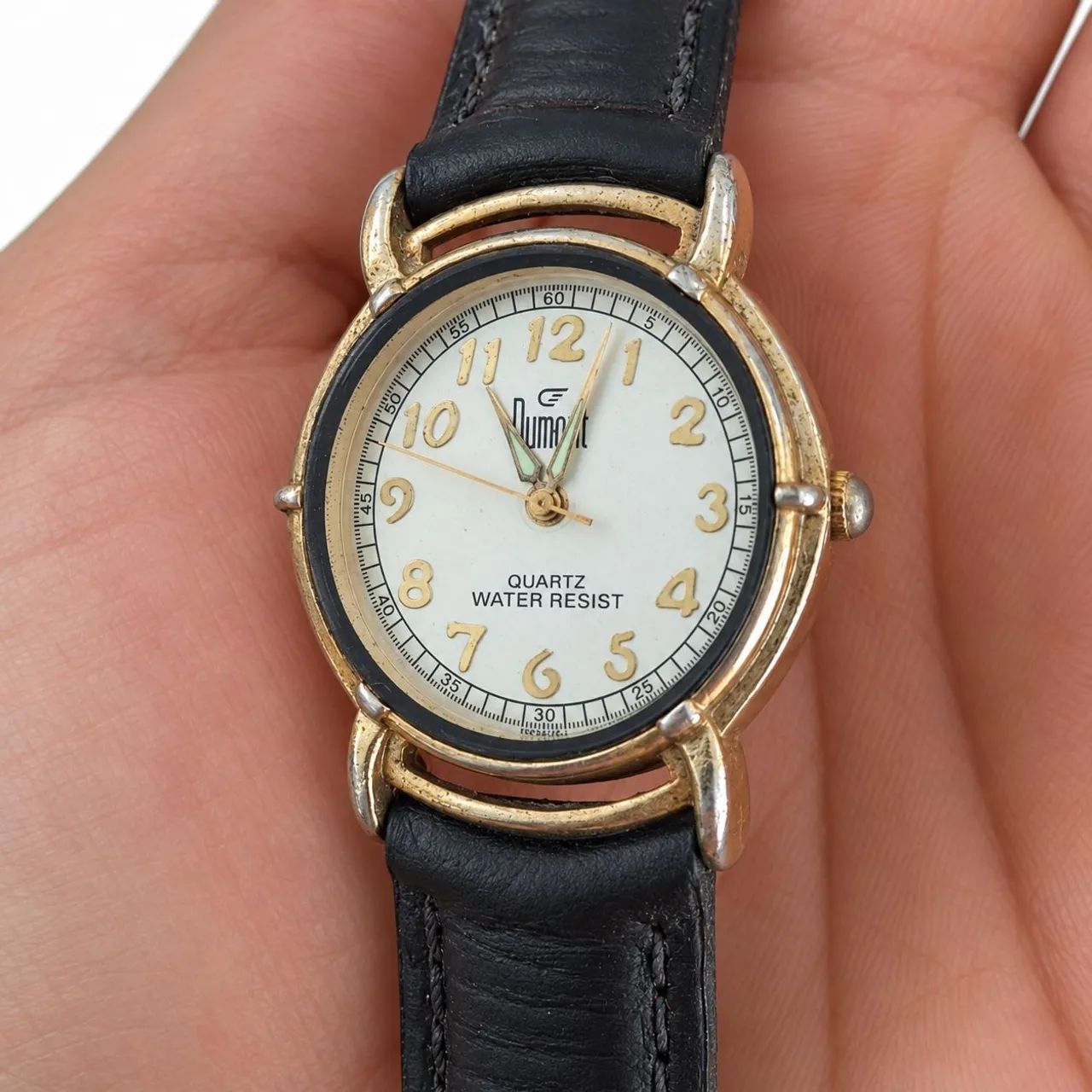 Relógio Dumont Quartz dourado com pulseira de couro preta - Foto 3