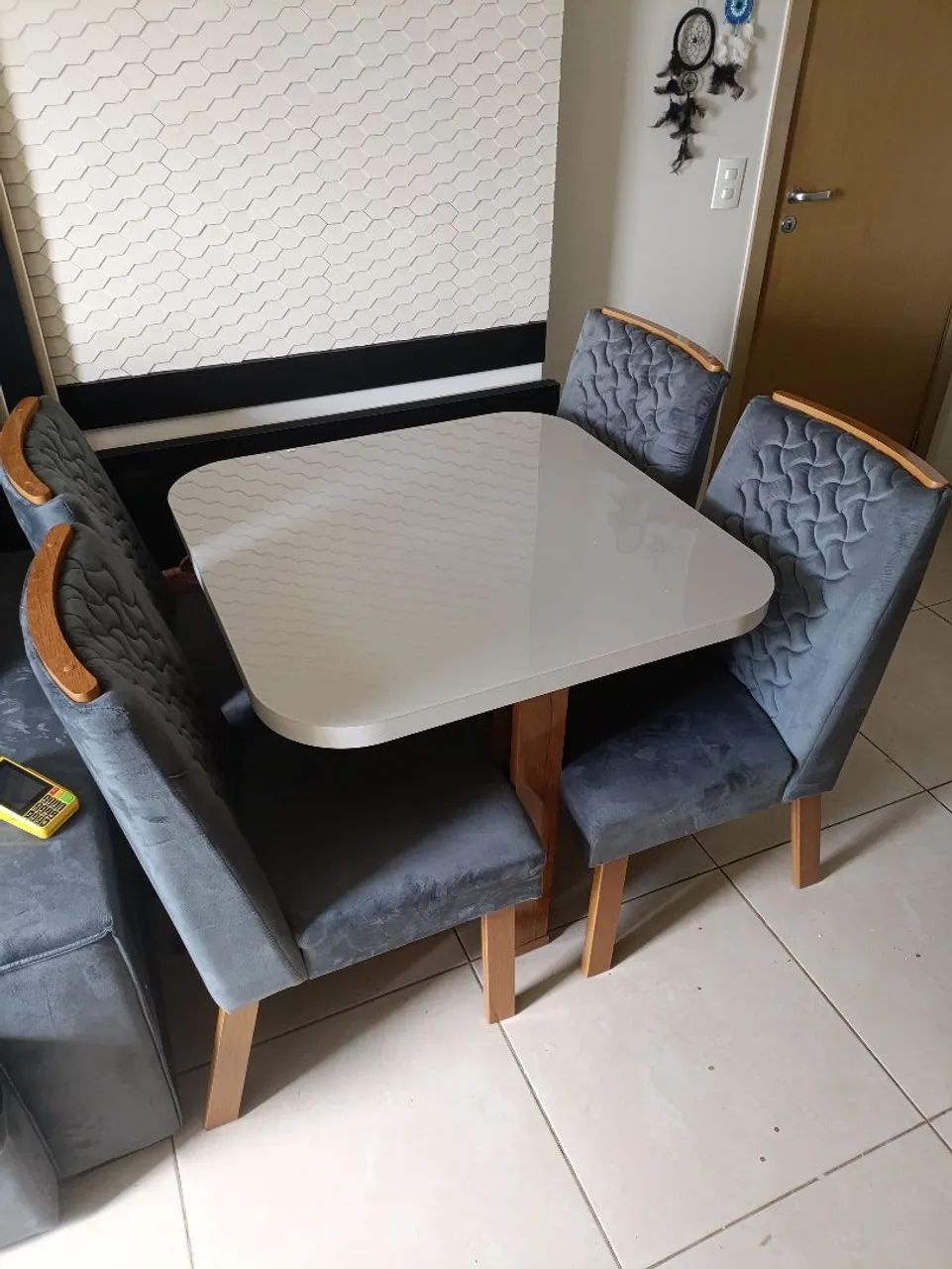 Mesa de jantar 100% MDF com 4 cadeiras veludo 