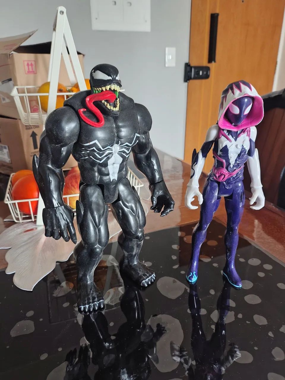Bonecos Venom e Gwen 