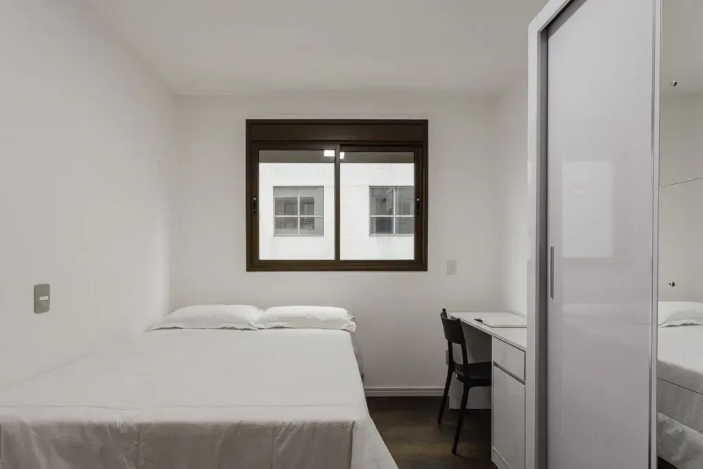 Suíte em apartamento compartilhado com piscina, academia e workspace no Itacorubi