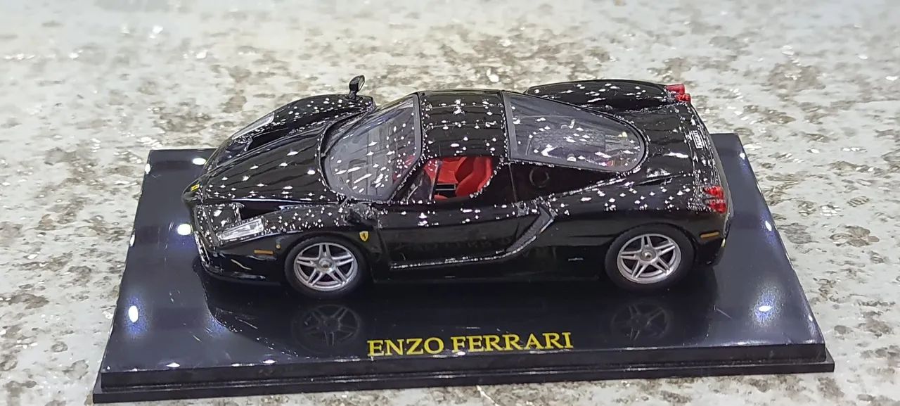 Miniatura 1:43 - Ferrari Enzo 2002 com acrilico 