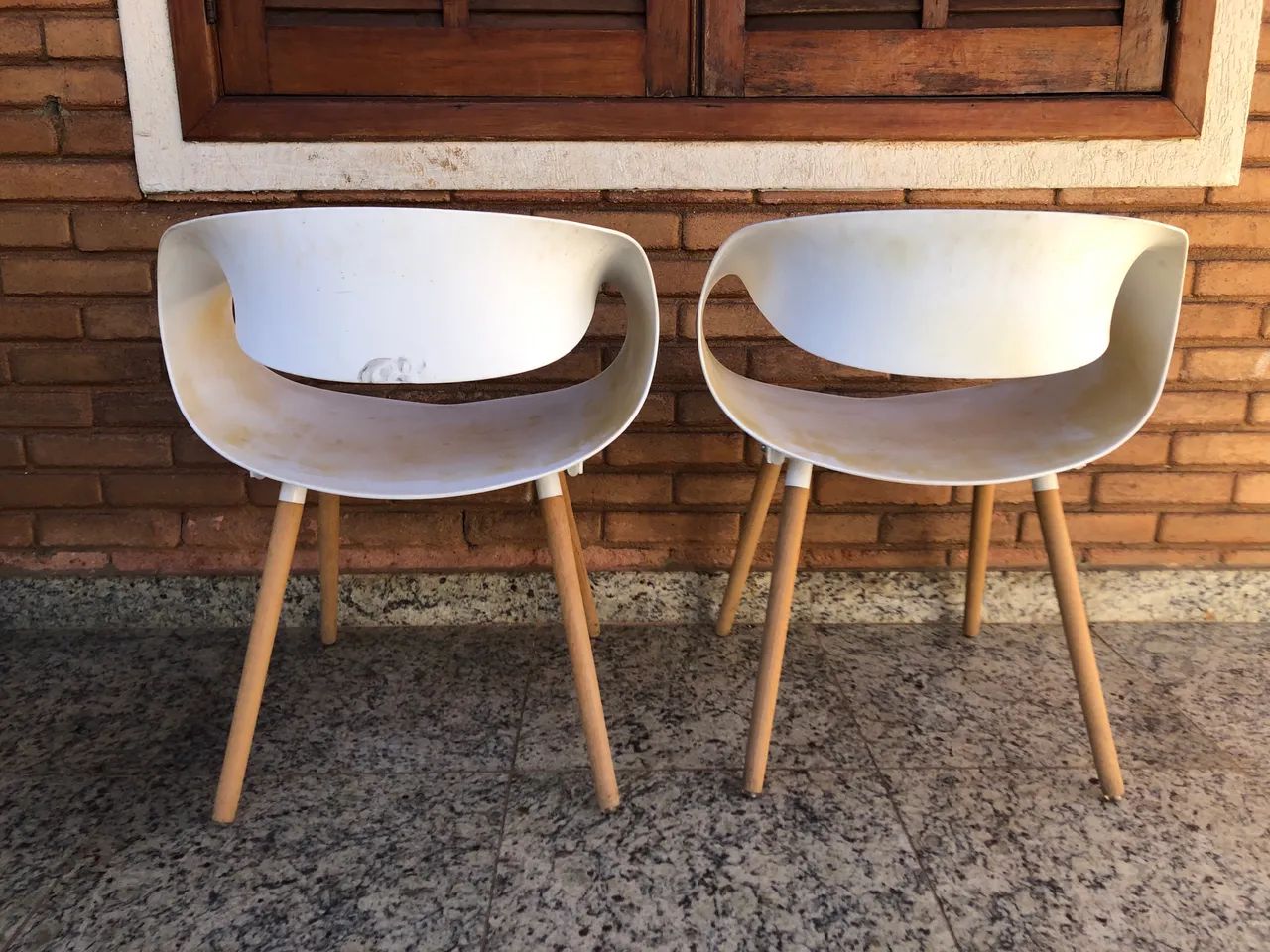 PAR DE CADEIRAS CONCHA DESIGN ? PLÁSTICO BRANCO + PERNAS DE MADEIRA ? CHARME RETRÔ! - Foto 3