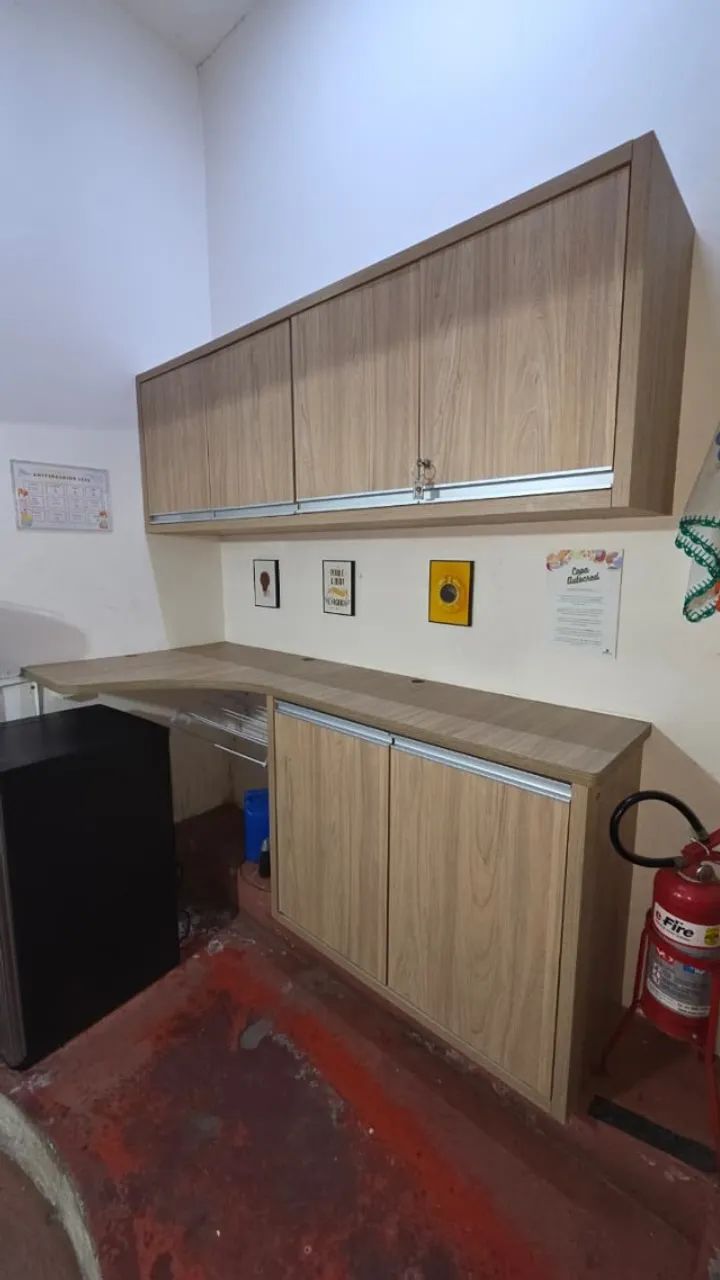 Armário MDF suspenso e bancada