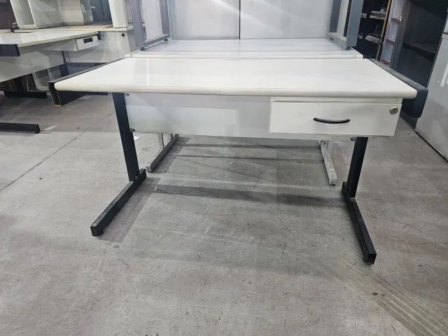 MESA COM GAVETA - Foto 3