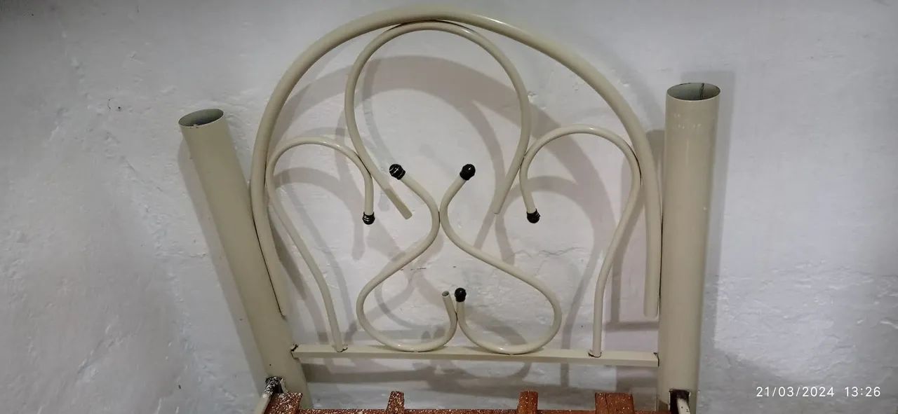 Cama de solteiro de ferro cor creme com colchão