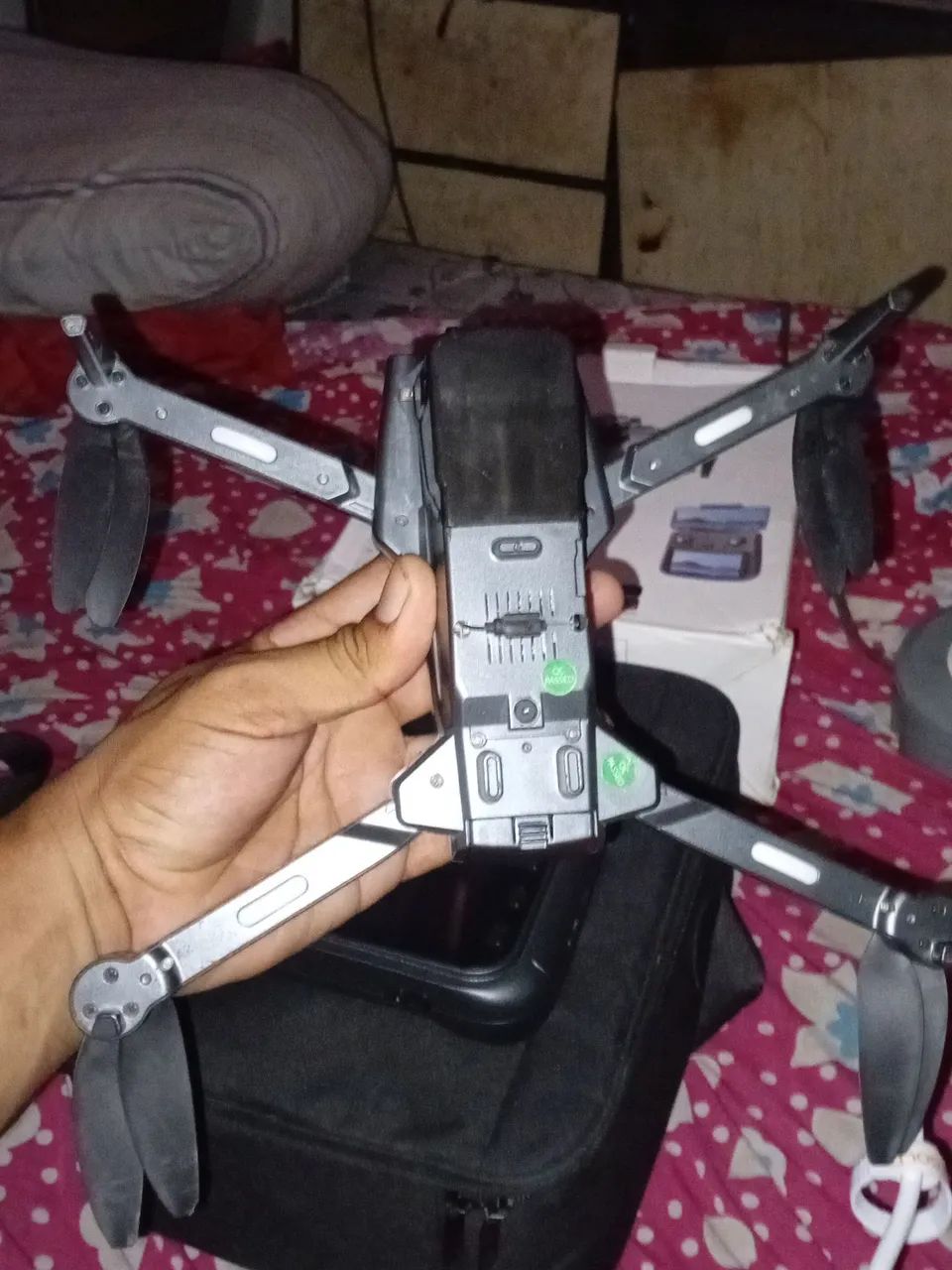 Drone l600 pro max controle com tela gps gibal de 3 eixos na caixa  - Foto 4