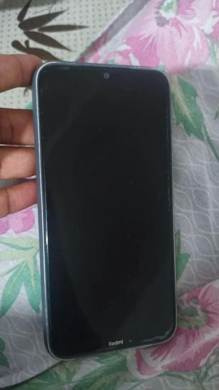 Celular,perfume e aparelho para cera