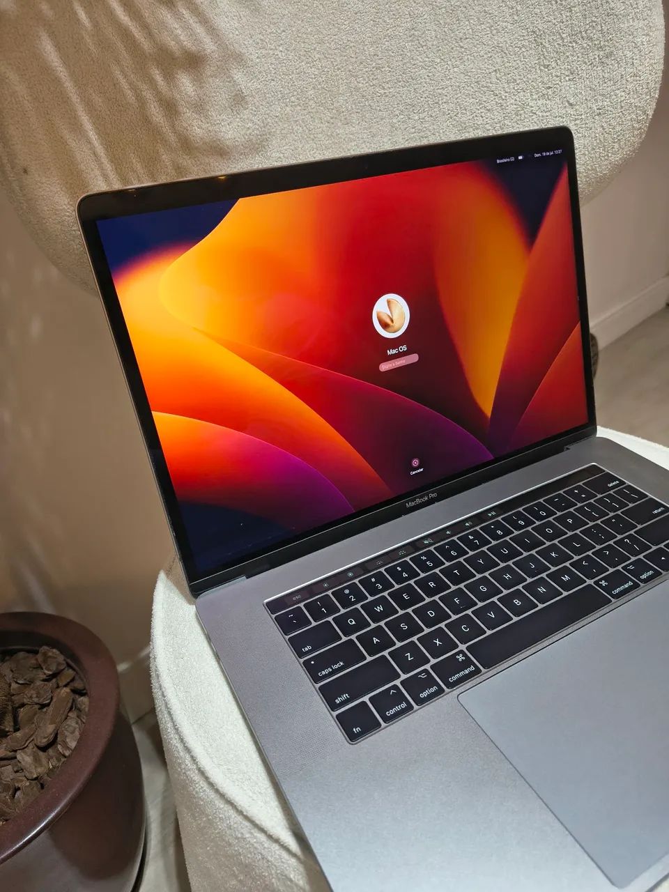 MacBook Pro 15 c/ Touch bar - 2017 i7, 16 GB RAM e bateria com 174
