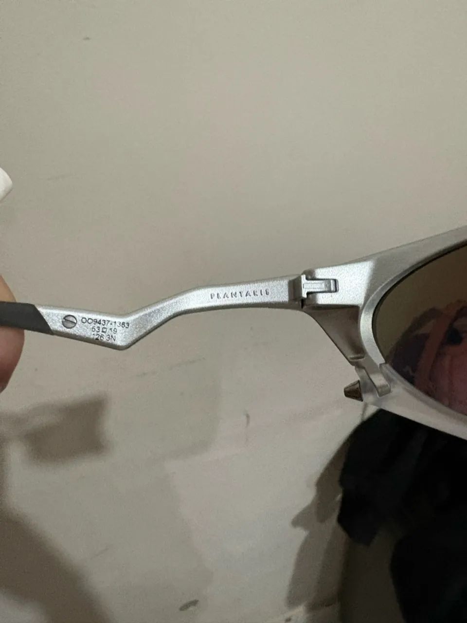 OAKLEY PLANTARIS CINZA COM LENTE POLARIZADA  - Foto 4