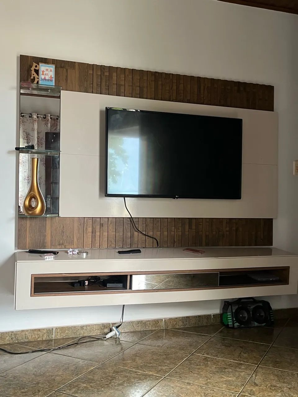 Painel com rack 